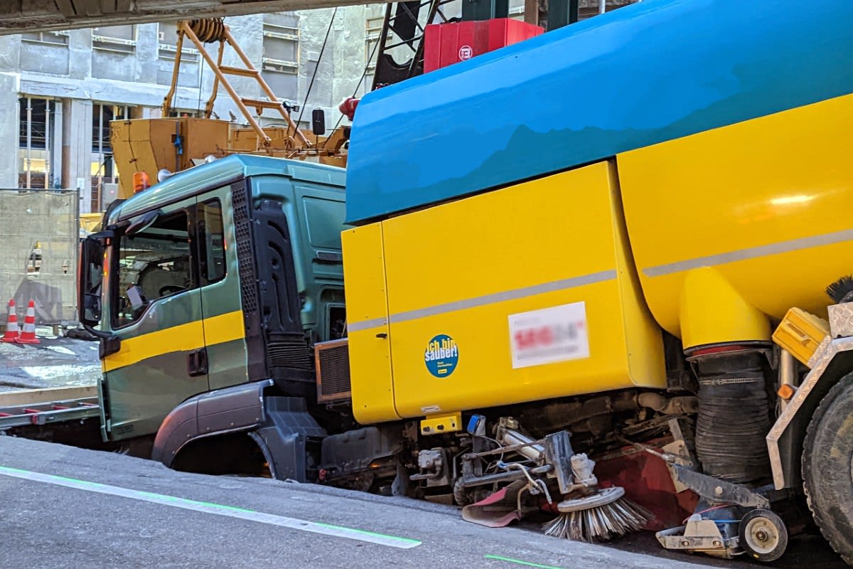 Zürich - Lastwagen bricht auf Strasse ein – Spezialbergung erforderlich