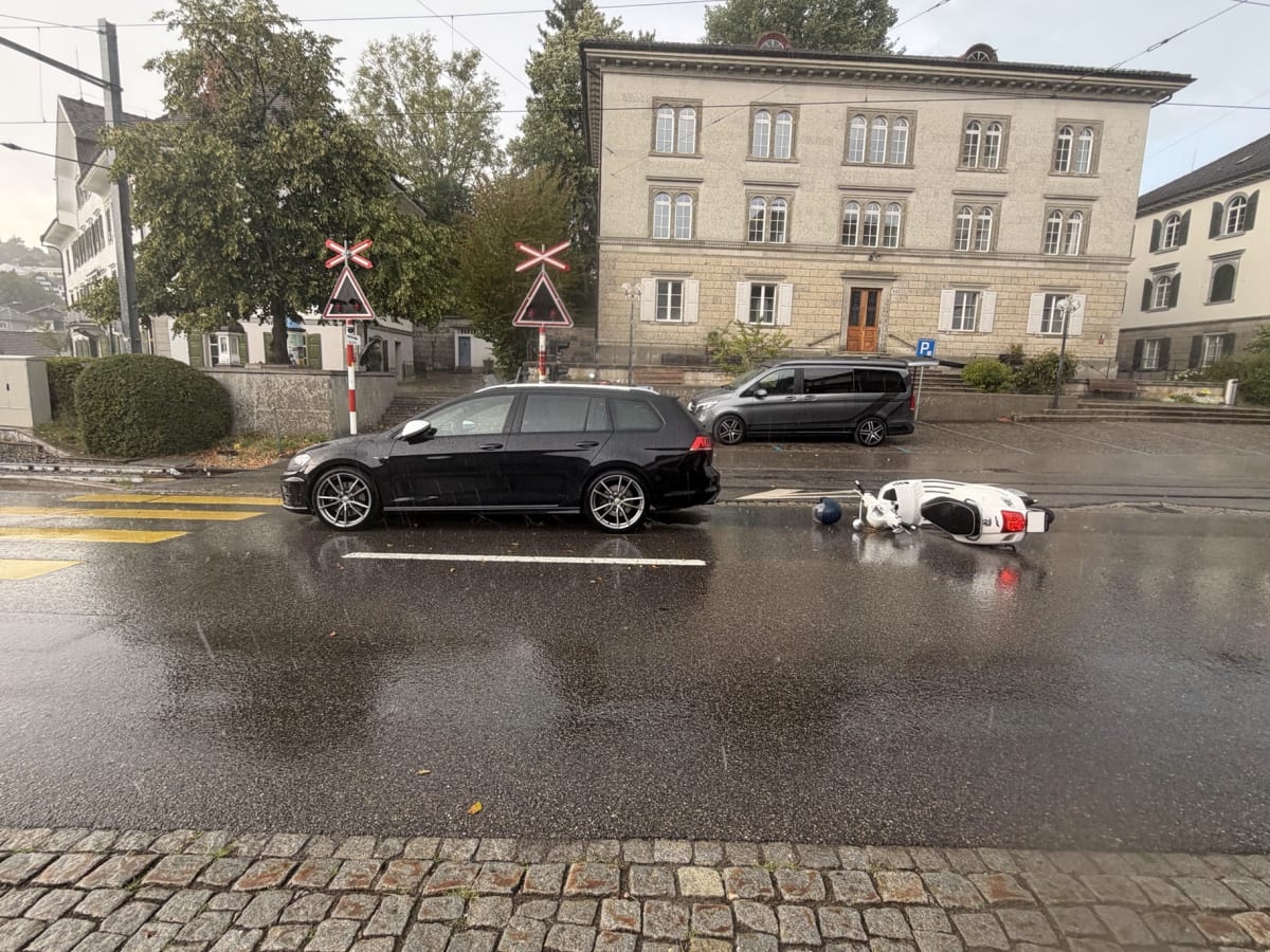 Teufen AR – Fahrunfähiger Rollerfahrer prallt in Auto