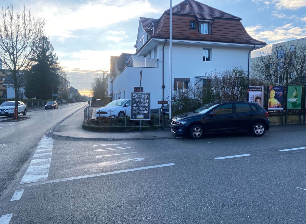 Unbekannte Automobilistin verursacht Unfall und flüchtet - Zeugenaufruf in Zuchwil