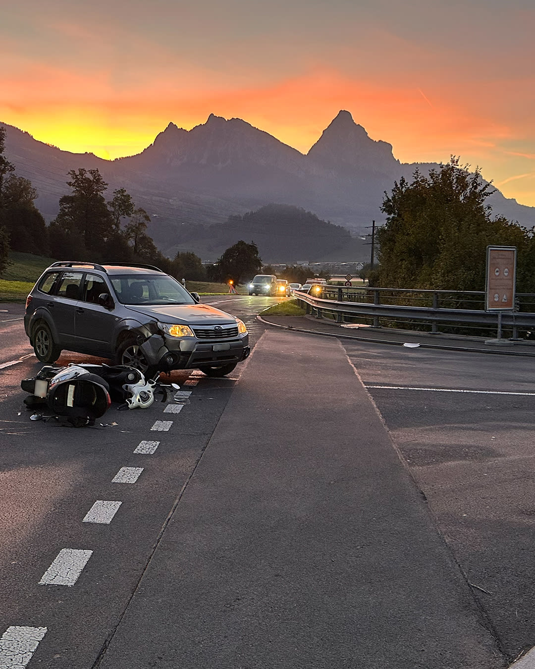 Steinen SZ – Motorradfahrerin bei Unfall erheblich verletzt
