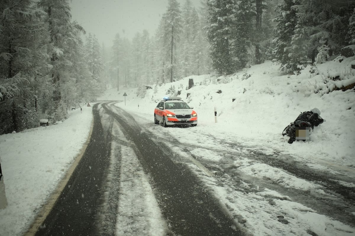 Pontresina GR – Unfall auf schneebedeckter Strasse