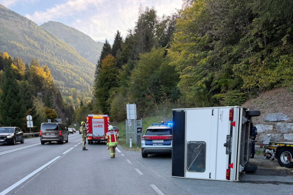 Schwarzach im Pongau – Wohnwagen kippt bei Unfall auf B311 um