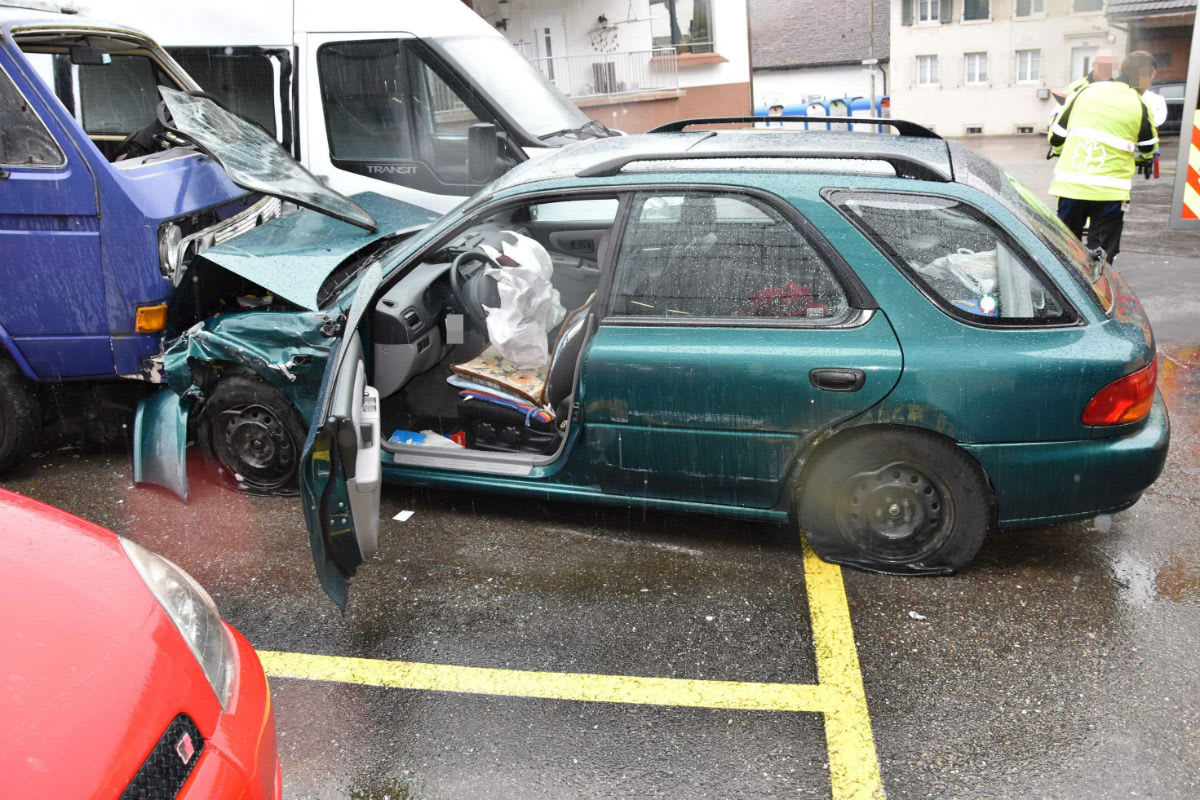 Meltingen SO - Kollision mit mehreren parkierten Fahrzeugen