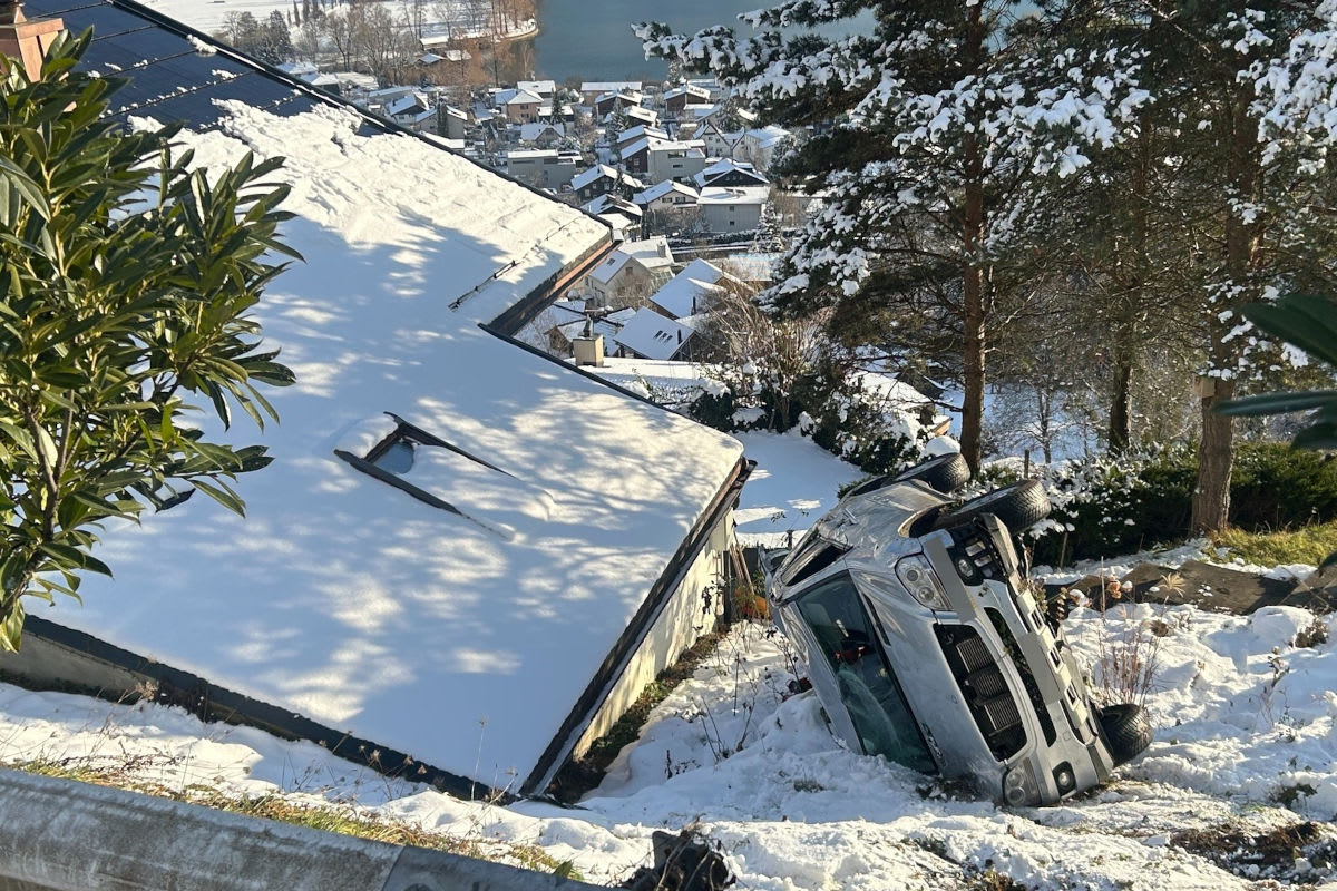 Unfall bei Sarnen OW – Auto kippt und rutscht Hang hinunter