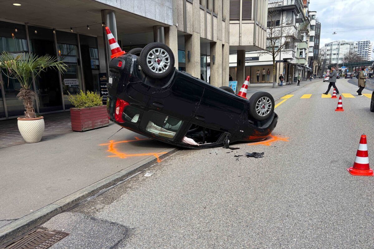 Auto überschlägt sich in Zuger Innenstadt
