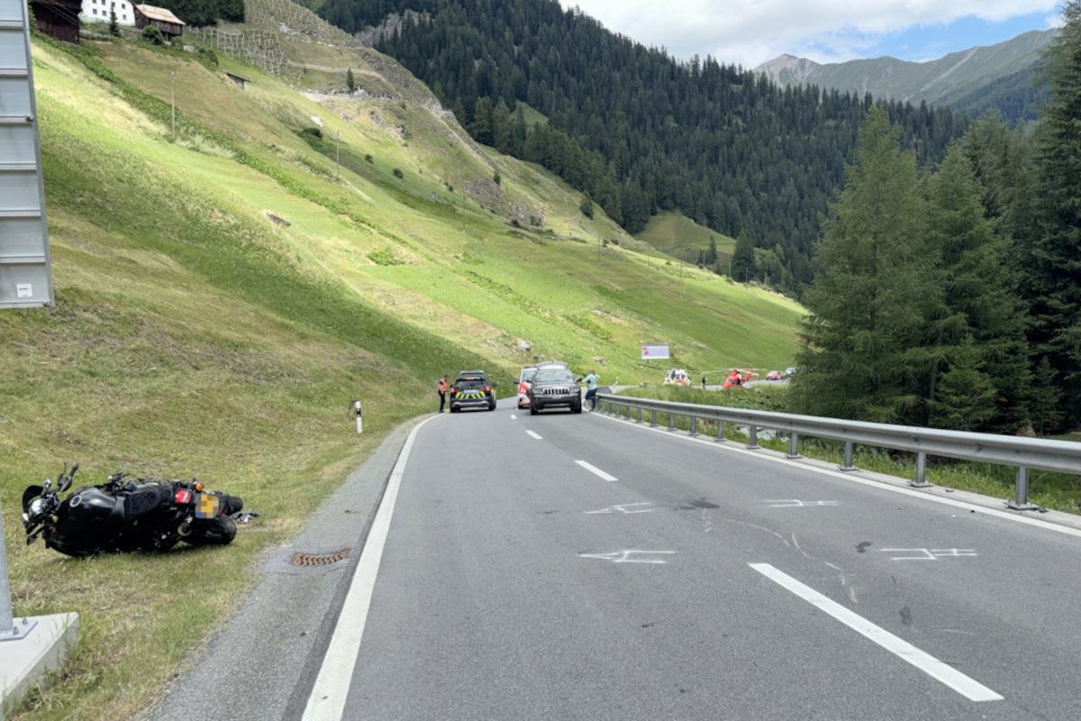 Unfall in Samnaun GR – Zwei Motorradfahrer stürzen auf Talstrasse