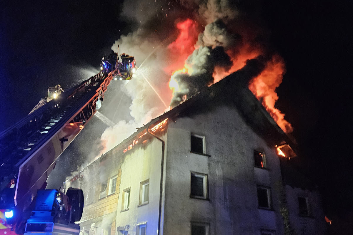 Zell – Menschen und Tiere bei Brand in Mehrfamilienhaus gerettet