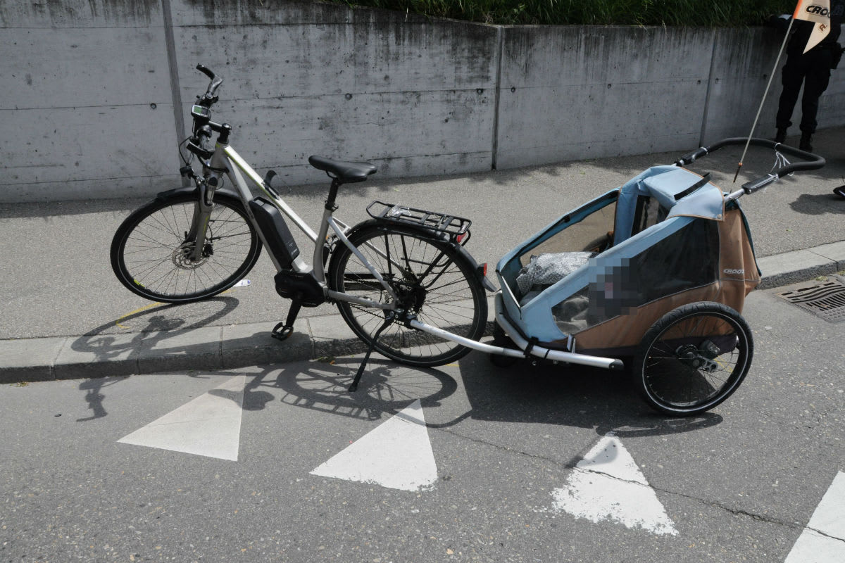 Solothurn SO - Auto fährt auf Kinderanhänger auf