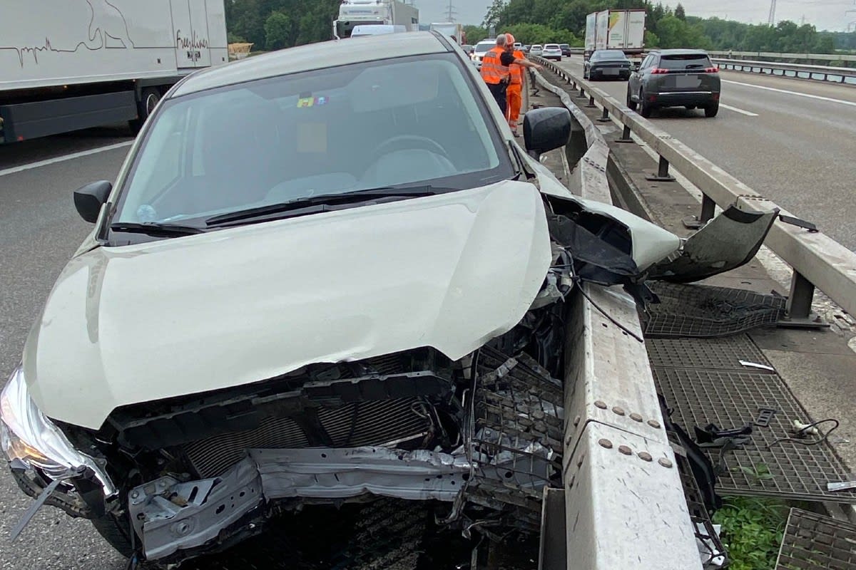 Wiedlisbach SO  - Beim Unfall heute wurde die Mitteleinrichtung auf der A1 zerstört