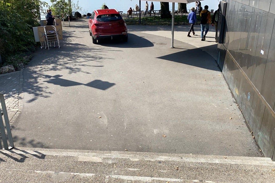 Kurioses aus Zug - Fotoidee geht schief - Lenker fährt mit Auto Treppe hinunter!