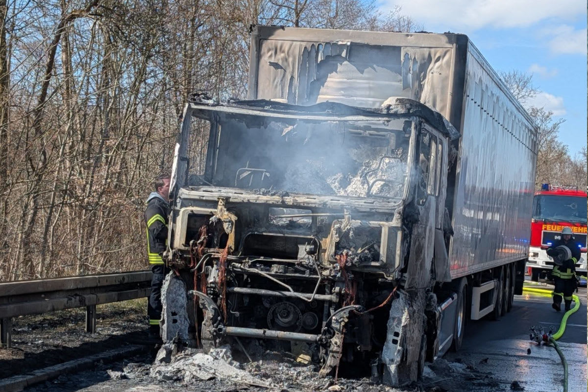Mühlhausen im Täle  – Lkw auf Autobahn in Brand geraten