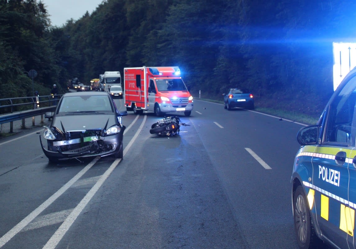 Lübbecke – Motorradfahrer stürzt und kollidiert mit Gegenverkehr
