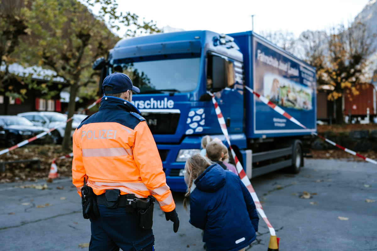 Kanton Glarus – Polizei schult Kinder zum „Toten Winkel“ bei Lkws