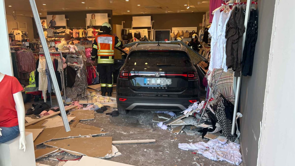 Unfall in Marburg – Auto kracht in Schaufenster eines Geschäfts