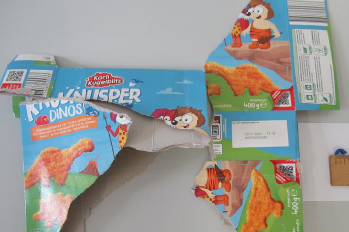 ACHTUNG! Gesundheitsgefahr! - Ein Zentimeter großer Fremdkörper im Hähnchensnacks für Kinder gefunden
