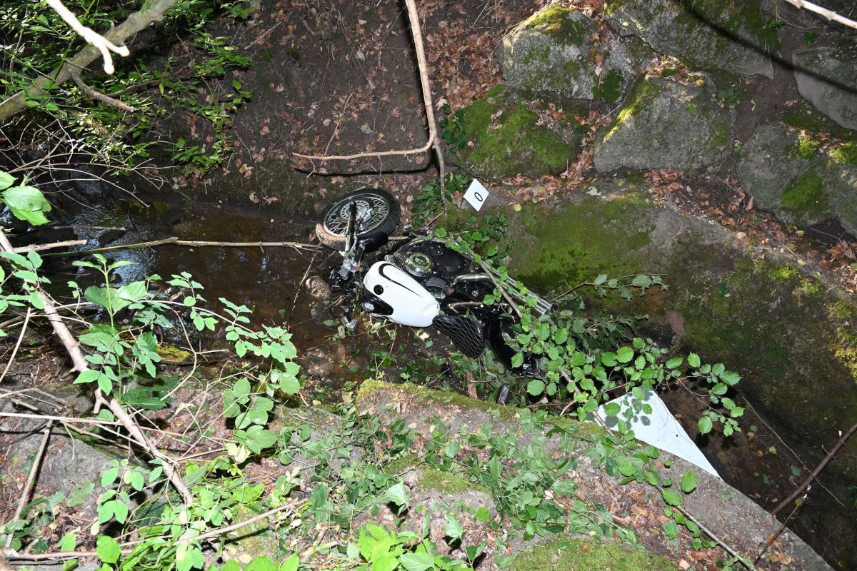 Unfall in Ottikon ZH – Motorradfahrer stürzt Böschung hinab