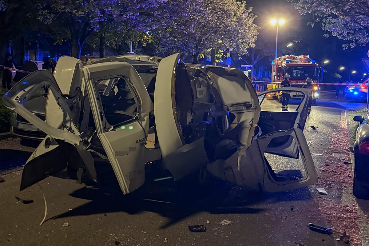 München – Fahrer nach Verpuffung in Fahrzeug schwer verletzt