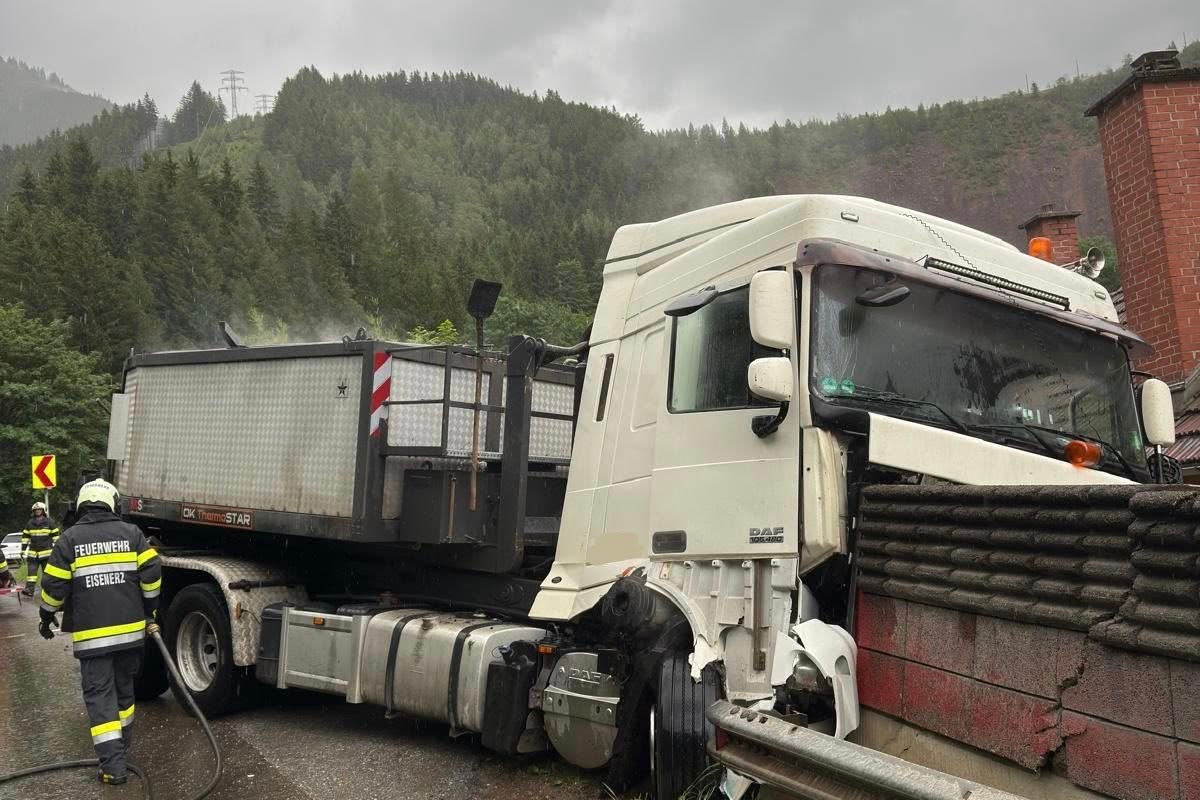 Unfall in Eisenerz – Lastwagen durchbricht Lärmschutzwand
