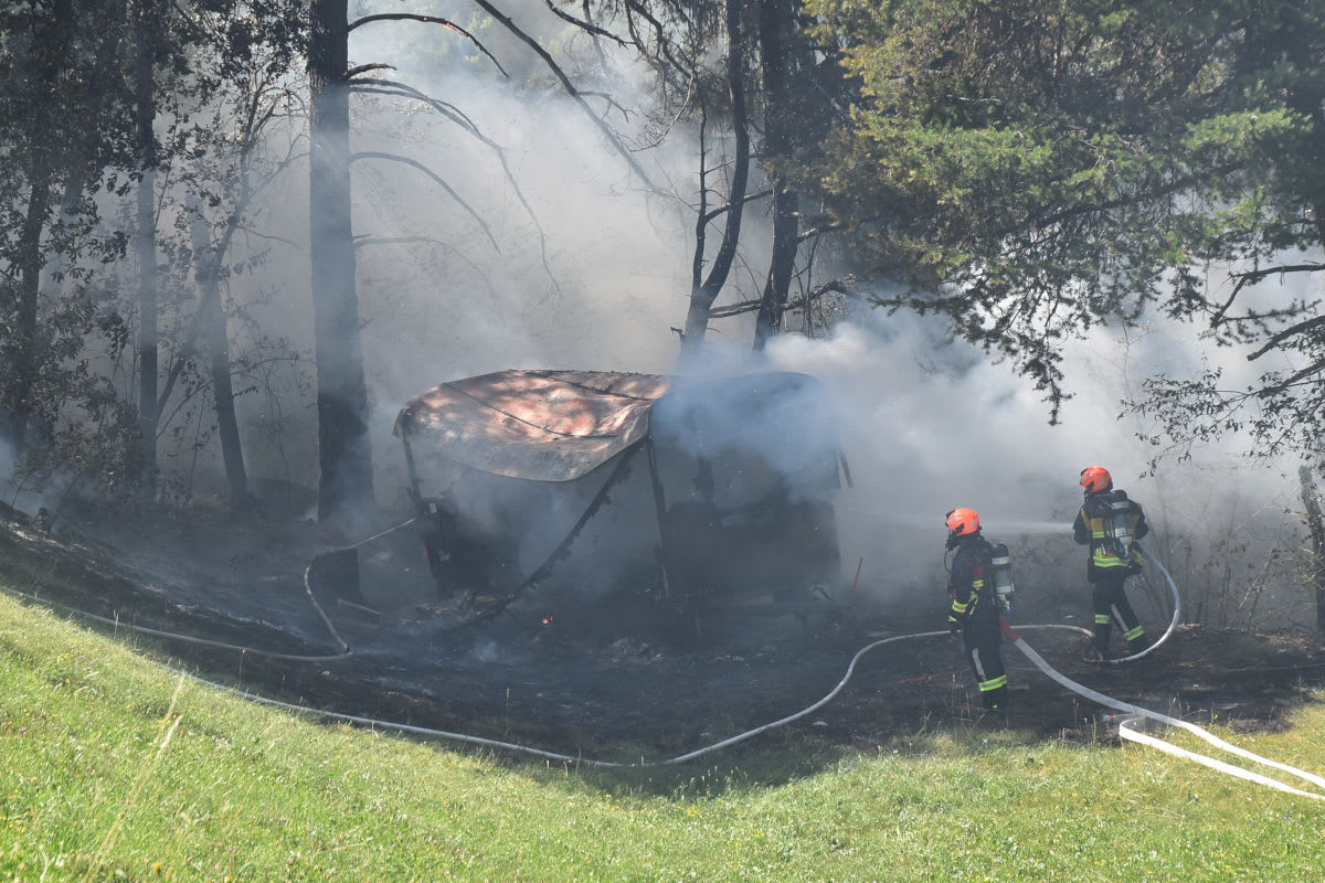 Bonaduz GR – Brand zerstört Bienenhaus und beschädigt Bäume