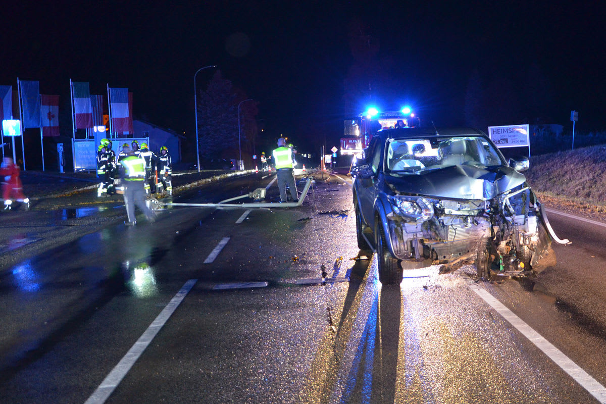 Unfall auf B5 bei Pfaffenschlag – Pkw reißt Straßenlaterne um