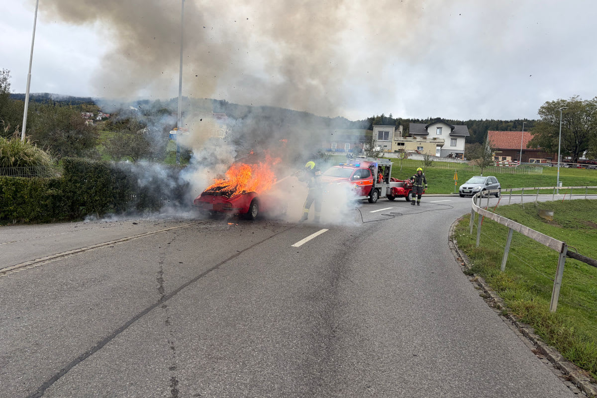 Eichberg SG – Auto gerät während der Fahrt in Brand