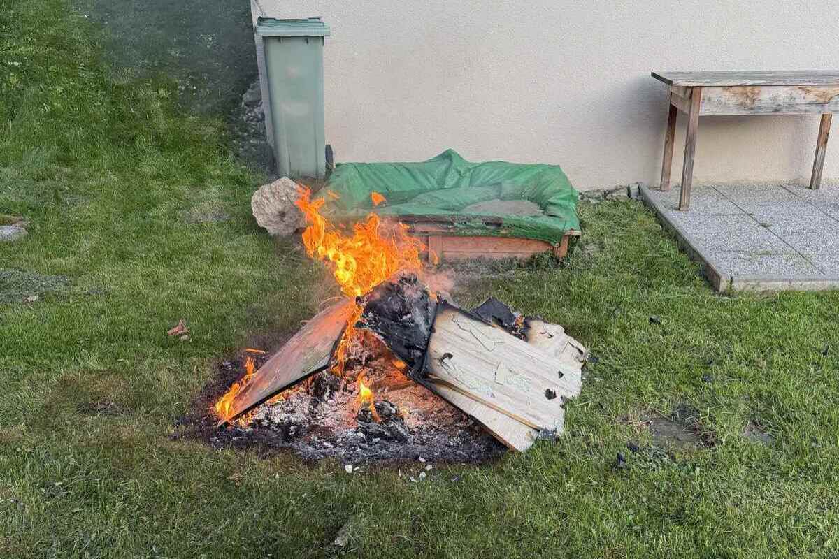 Herisau AR – Mann verbrennt Möbel im Garten