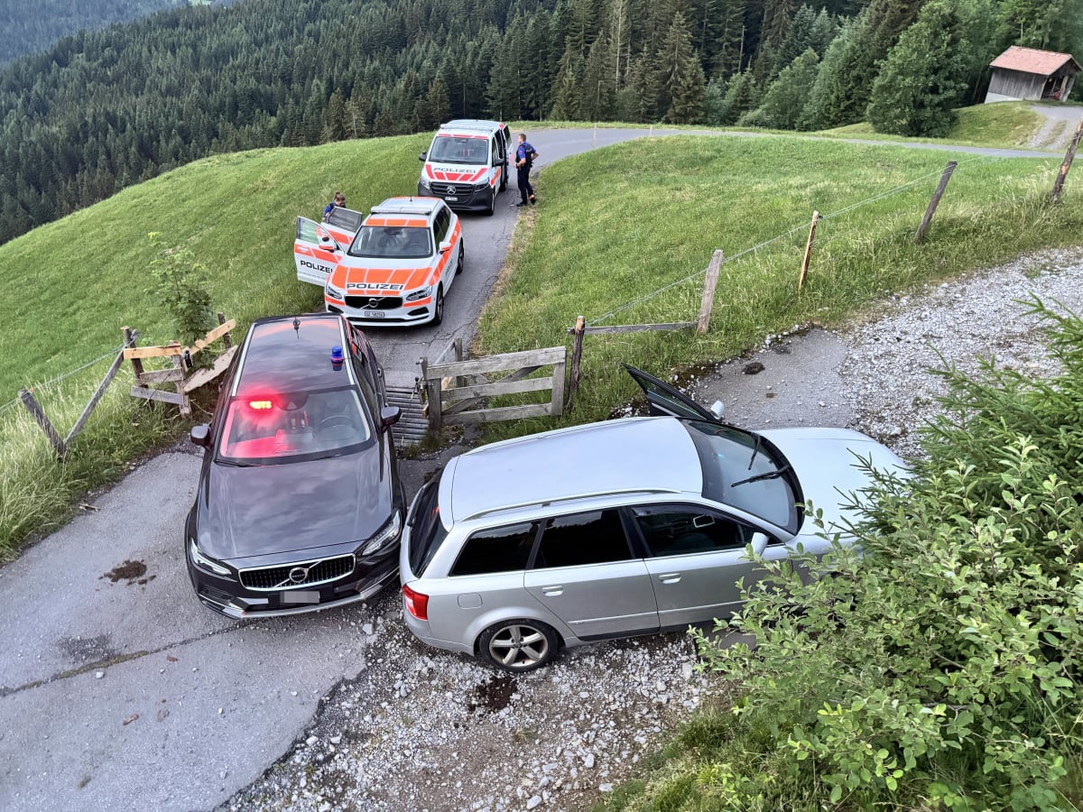 Einsiedeln SZ – Autofahrer flüchtet nach Unfall