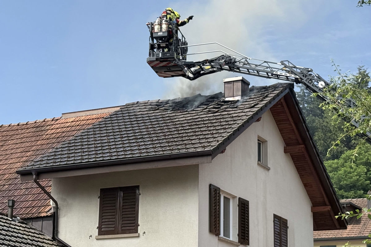 Schöftland AG – Blitzeinschlag setzt Dach in Brand