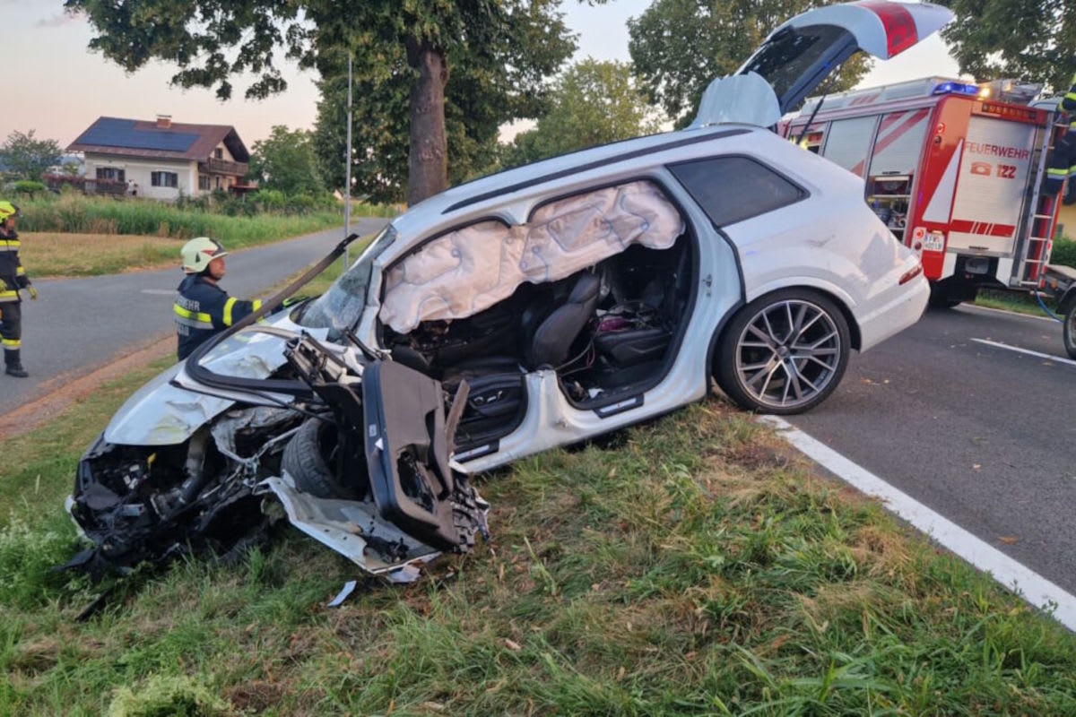 Unfall bei Straß in Steiermark – Pkw prallt gegen Baum