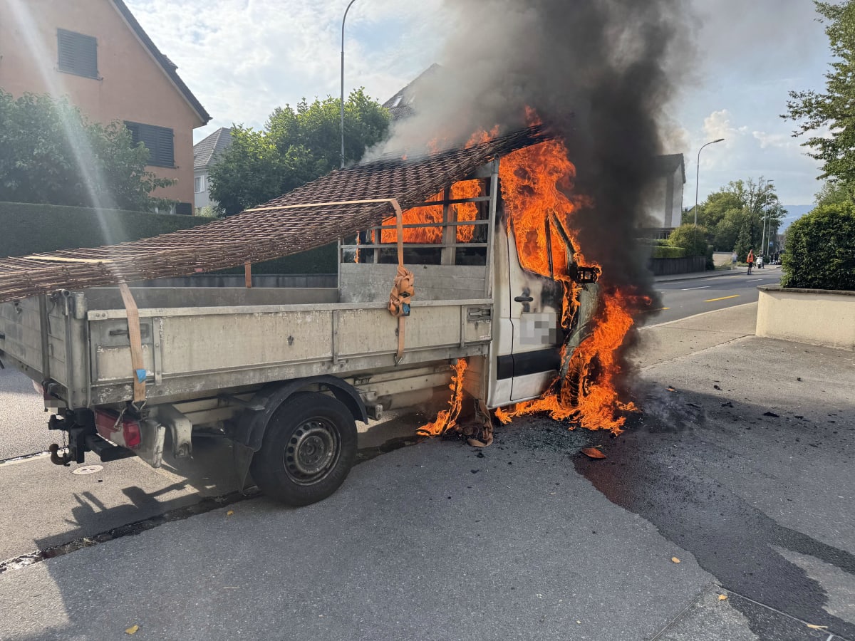 Rapperswil-Jona SG – Brand zerstört Lieferwagen