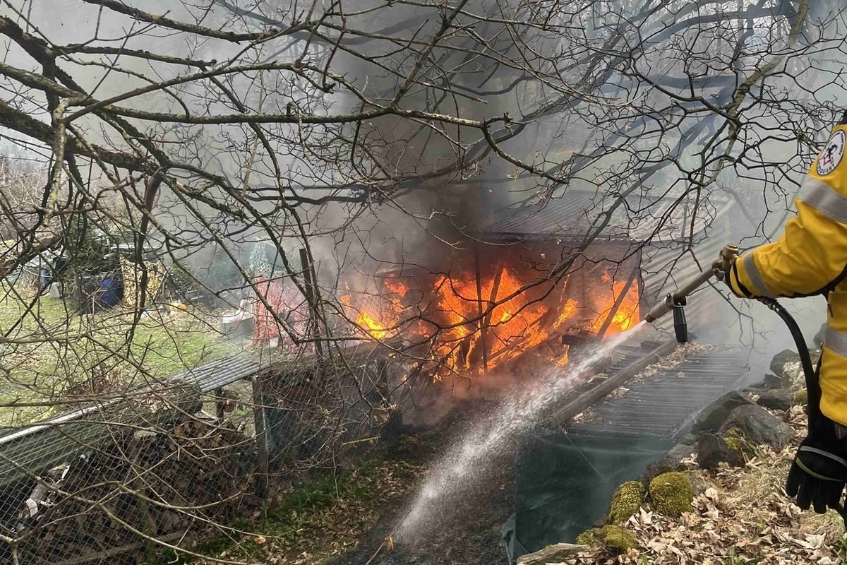 Malans GR – Traktor und Unterstand in Flammen