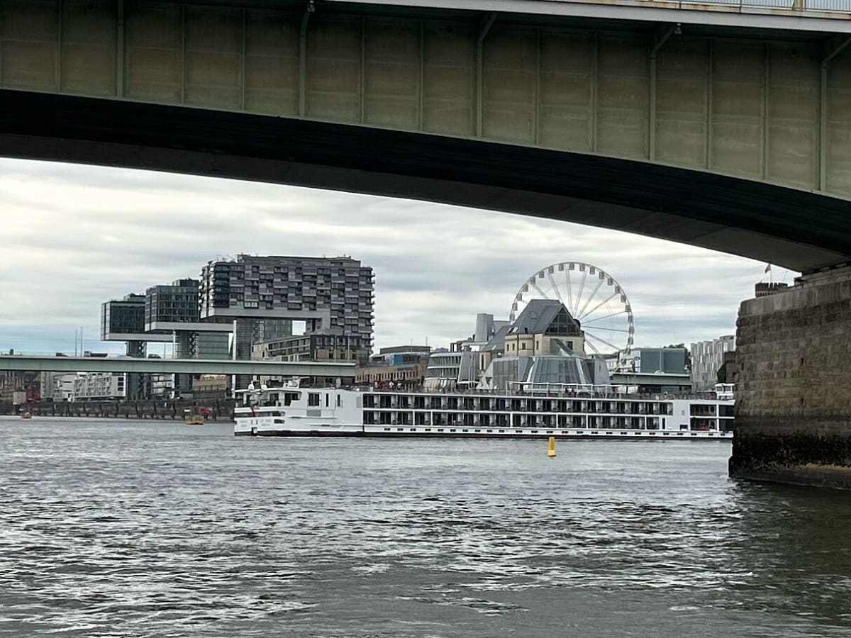 Köln – Fahrgastkabinenschiff läuft auf dem Rhein auf Grund
