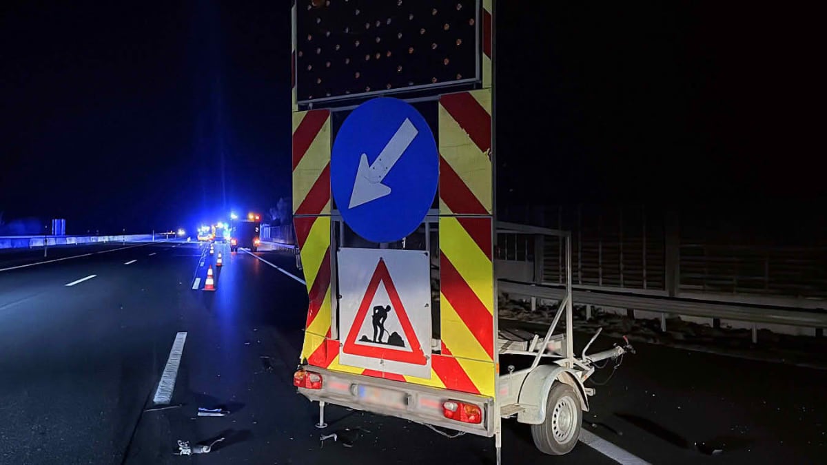 A2 Leobersdorf – Transporter prallt gegen Baustellenabsicherung