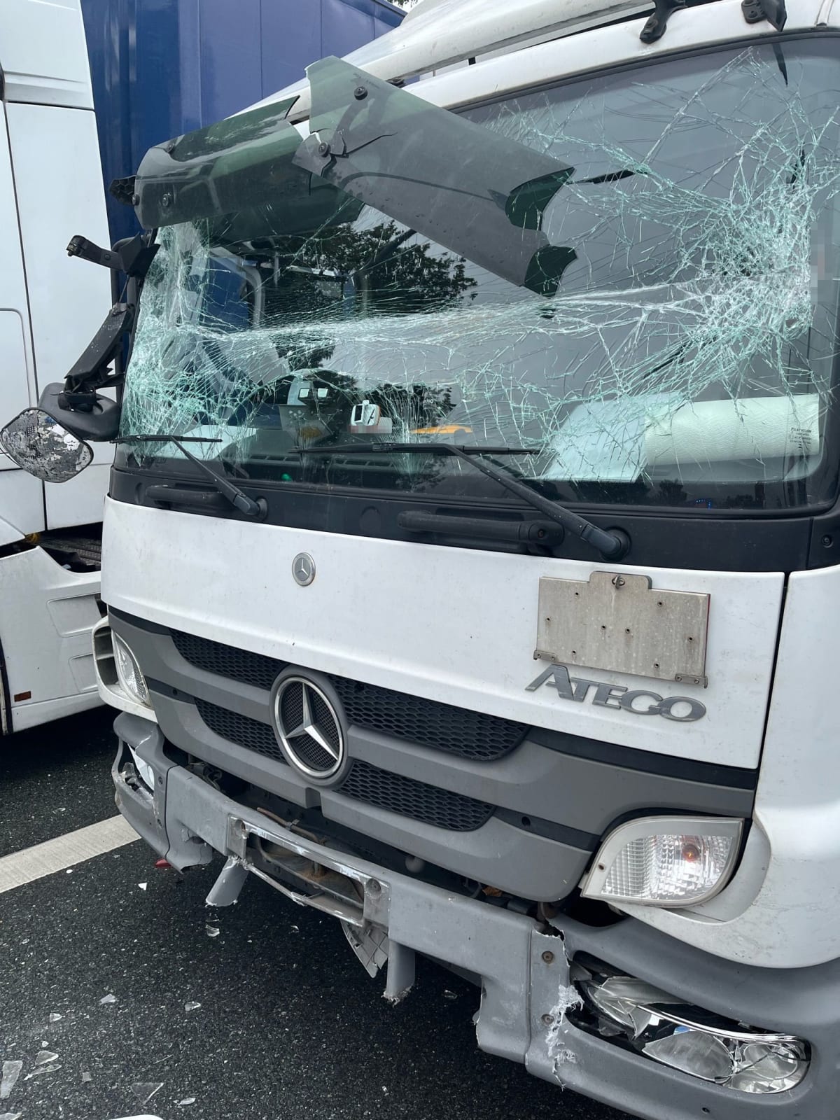 Bielefeld – Zwei Verletzte nach Kollision von Lkw und Wohnmobil