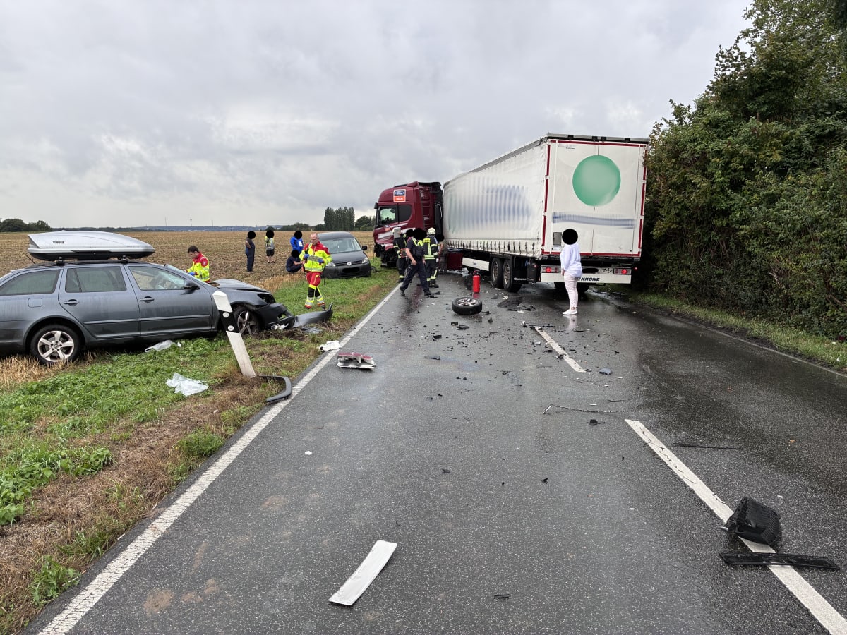 Mülheim an der Ruhr – Schwerer Unfall zwischen Lkw und Pkw