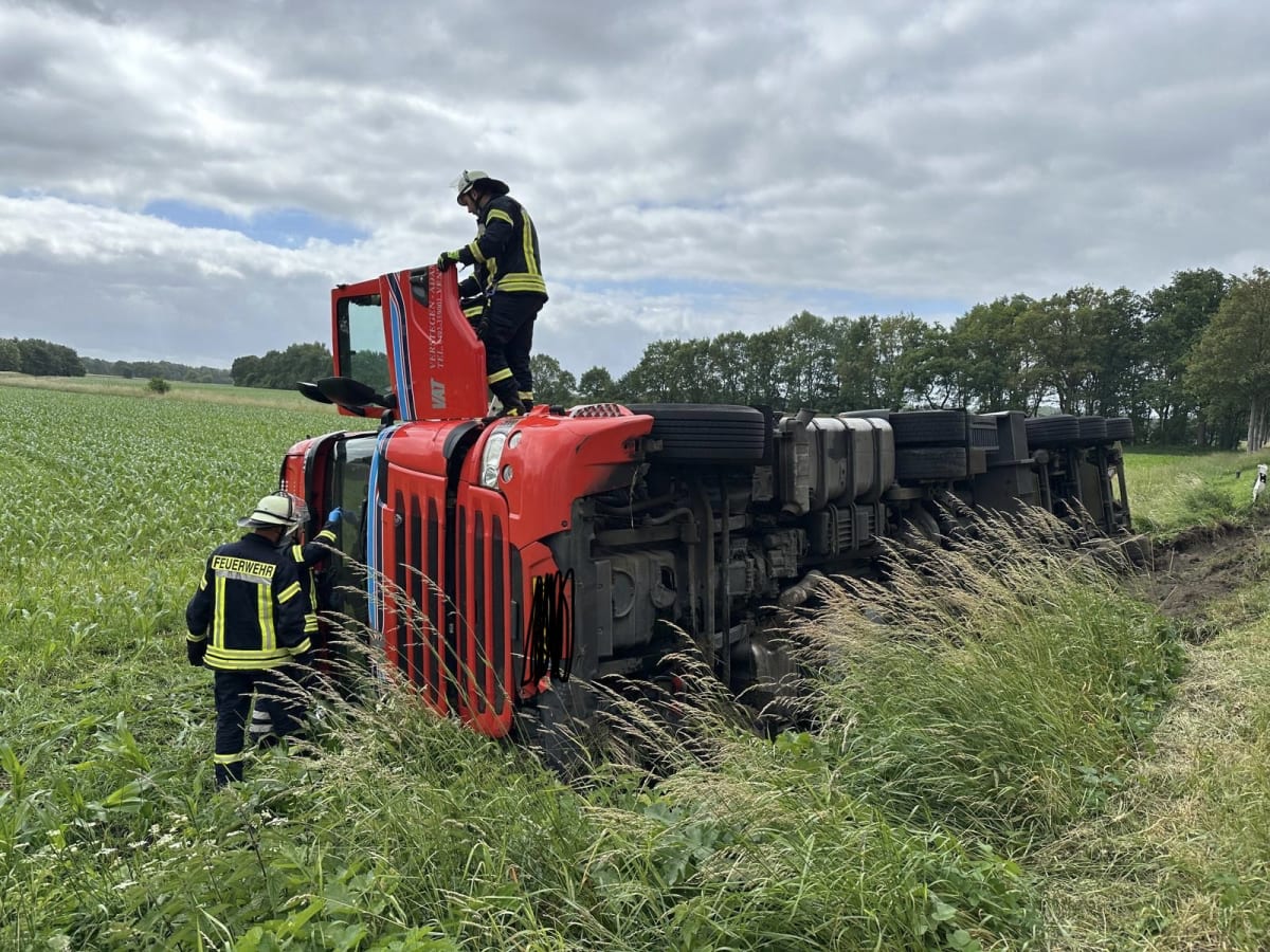 Lengenbostel – Fahrer aus umgekippten Holz-Lkw gerettet