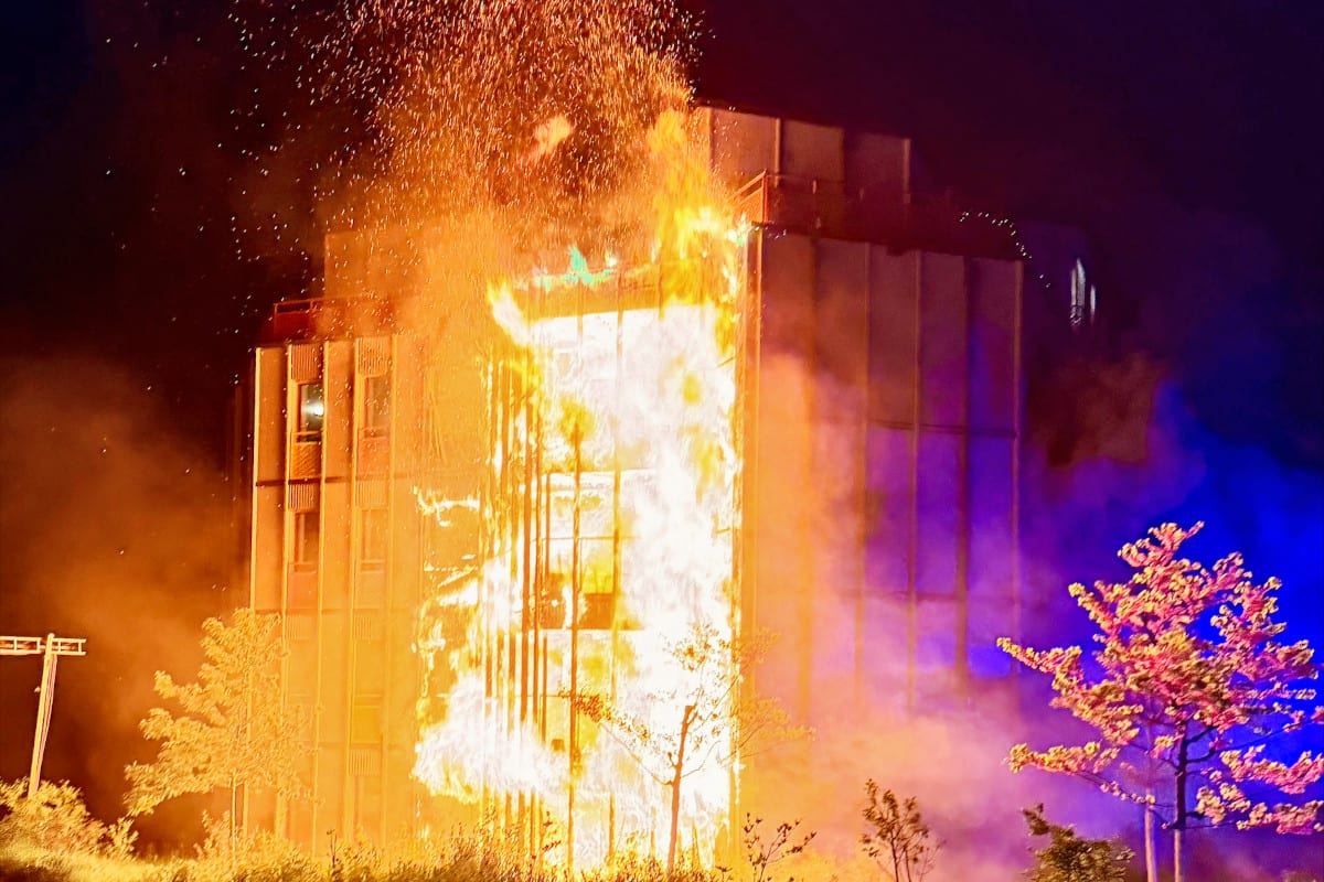 Zürich Affoltern – Feuerwehr bekämpft Brand in Mehrfamilienhaus