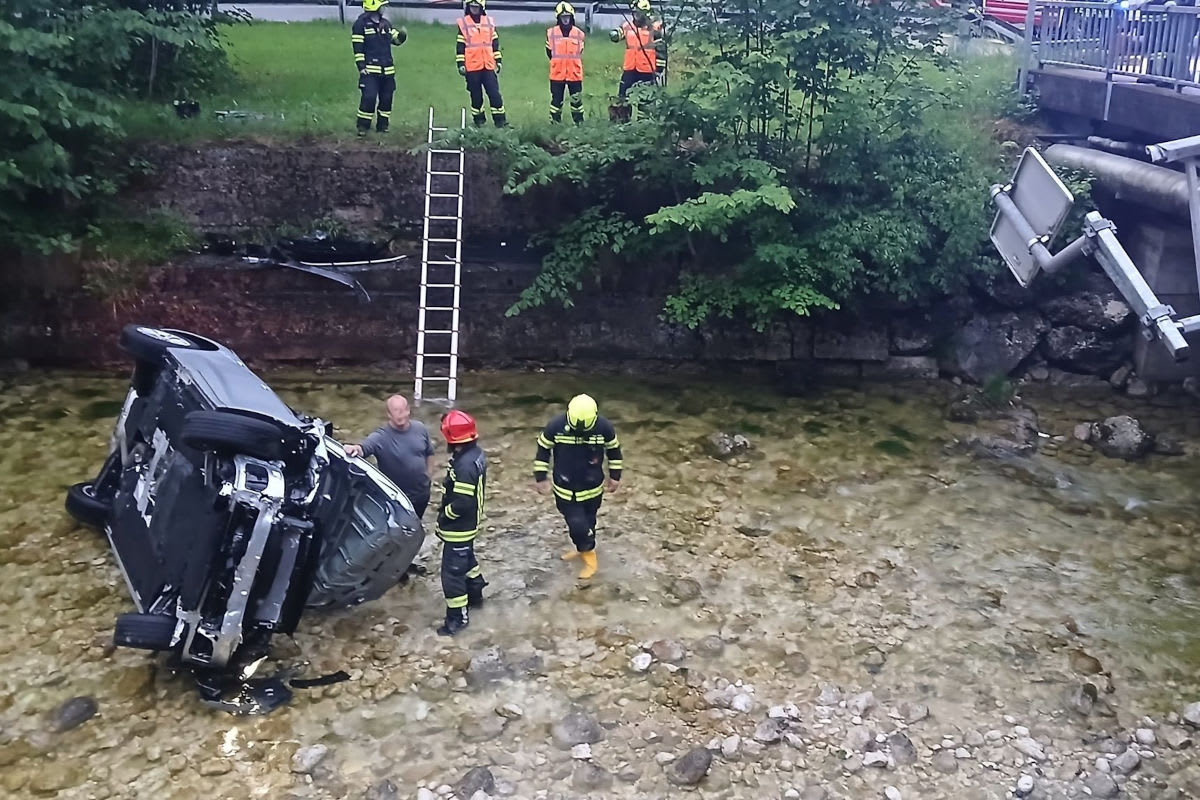 Unfall in Gosau – Auto stürzt in den Gosaubach