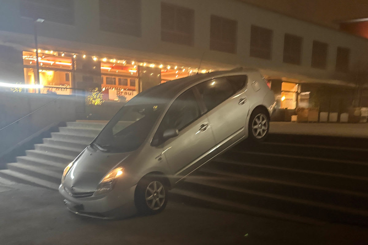 Hochdorf LU – Auto bleibt auf Treppe stecken