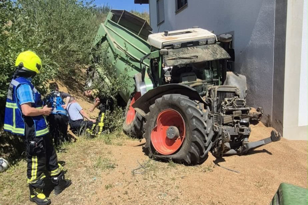Unfall in Hörgertshausen – Traktor prallt gegen Wohnhaus