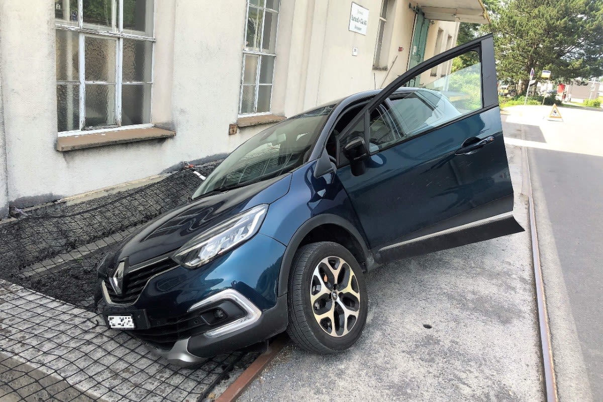 Netstal GL - Auto endet in misslicher Lage