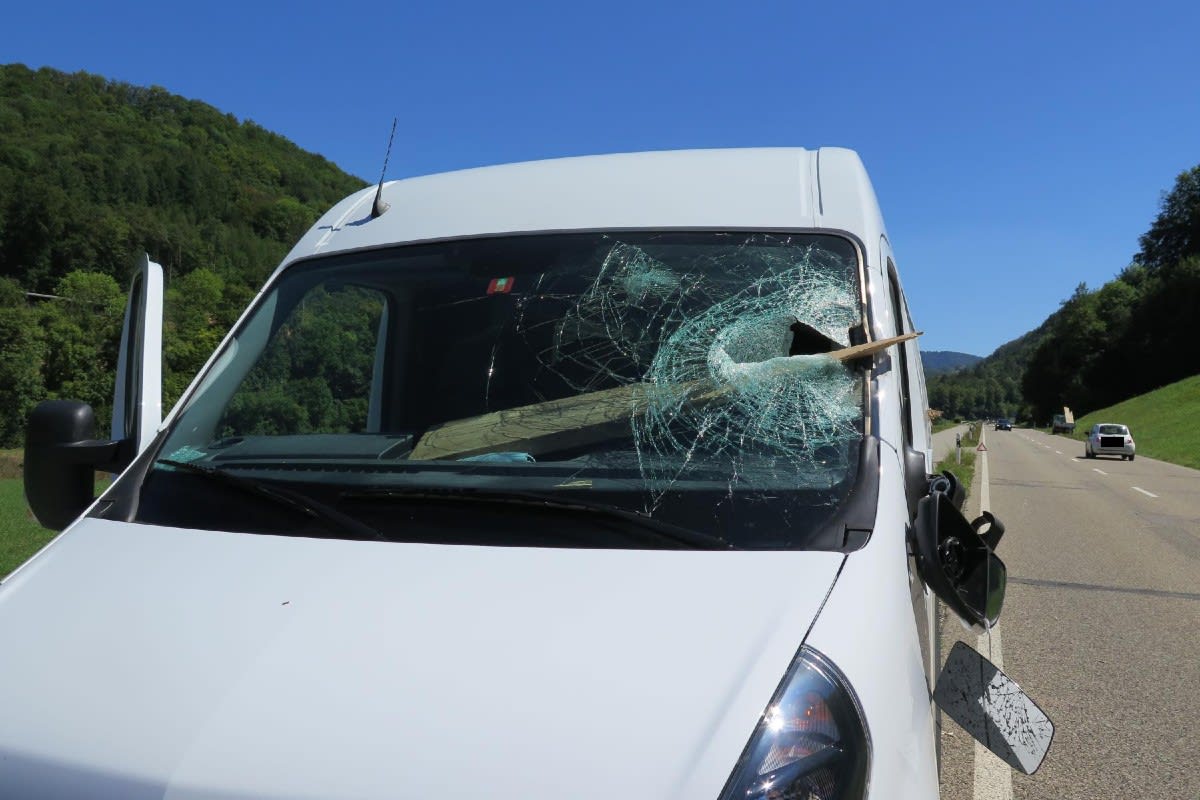 Kurioser Unfall in Diepflingen BL - Ungenügend gesicherte Ladung verrutschte und verursachte Verkehrsunfall