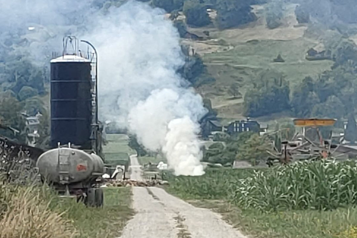 Sax SG – Heuhaufen nach Scheunenbrand beginnt erneut zu rauchen