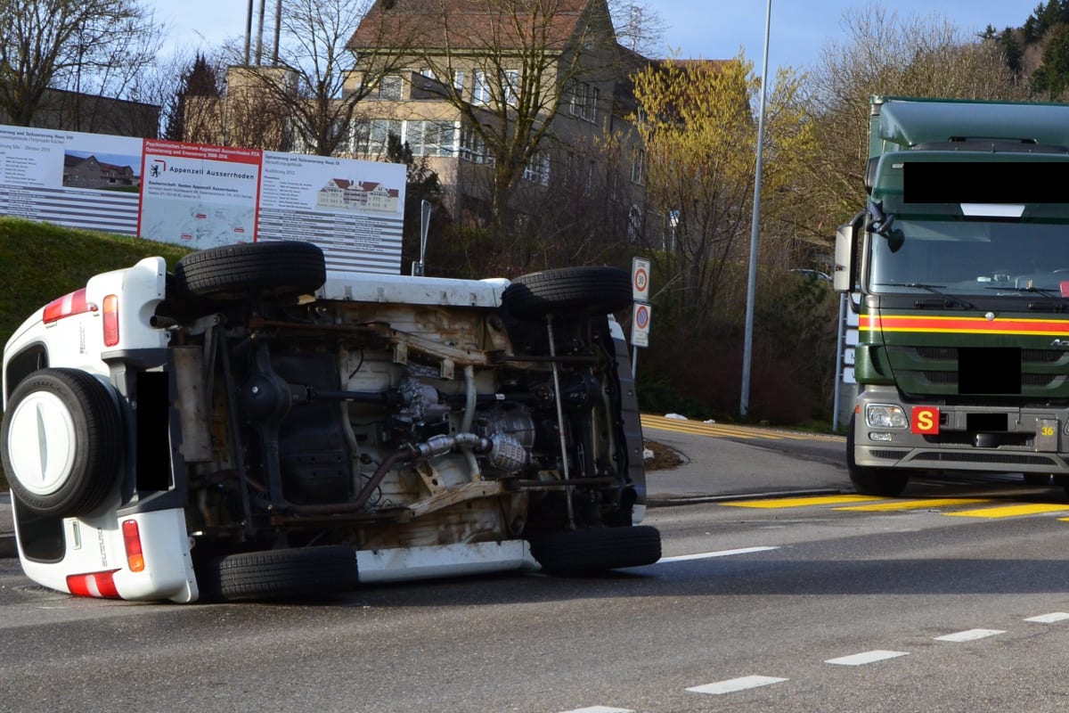 Herisau: Nach Kollision mit Lastwagen überschlagen