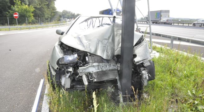 Frau schrottet ihren Wagen auf der A1 bei Gunzgen