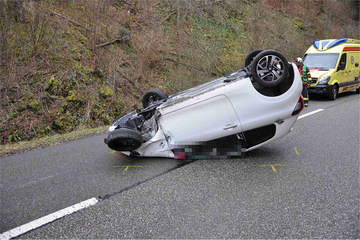 Erschwil SO - Auto überschlägt sich bei Selbstunfall