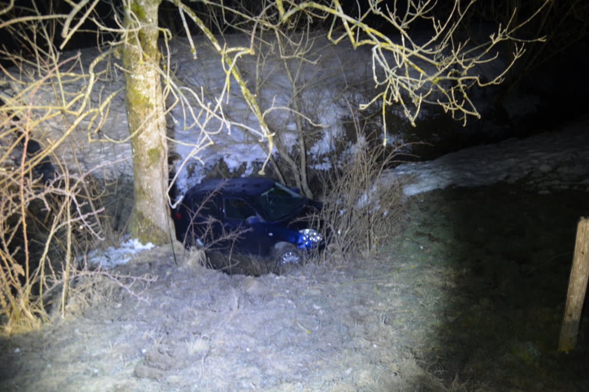 Teufen AR - Zu schnell unterwegs: Auto landet im Bach