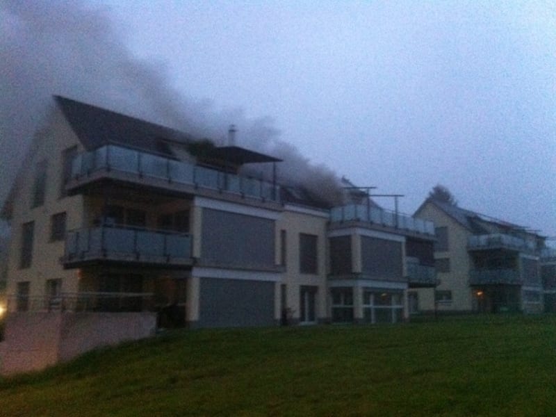 Büsserach SO - Dachstock eines Mehrfamilienhauses in Brand geraten