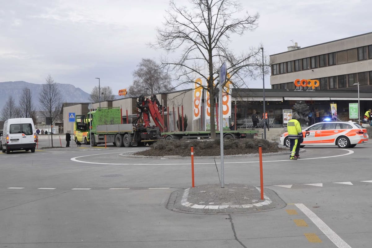 In Gerlafinger Kreisverkehr verunfallt