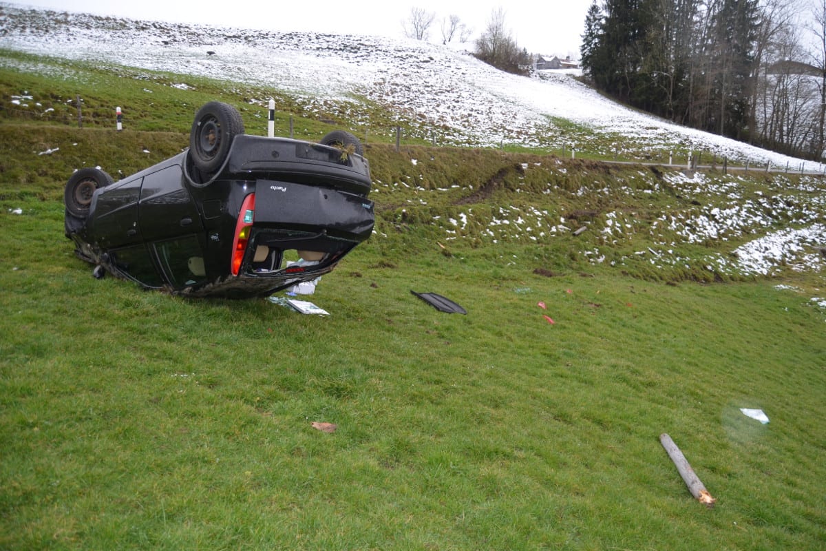 Bei Selbstunfall in Hundwil überschlagen